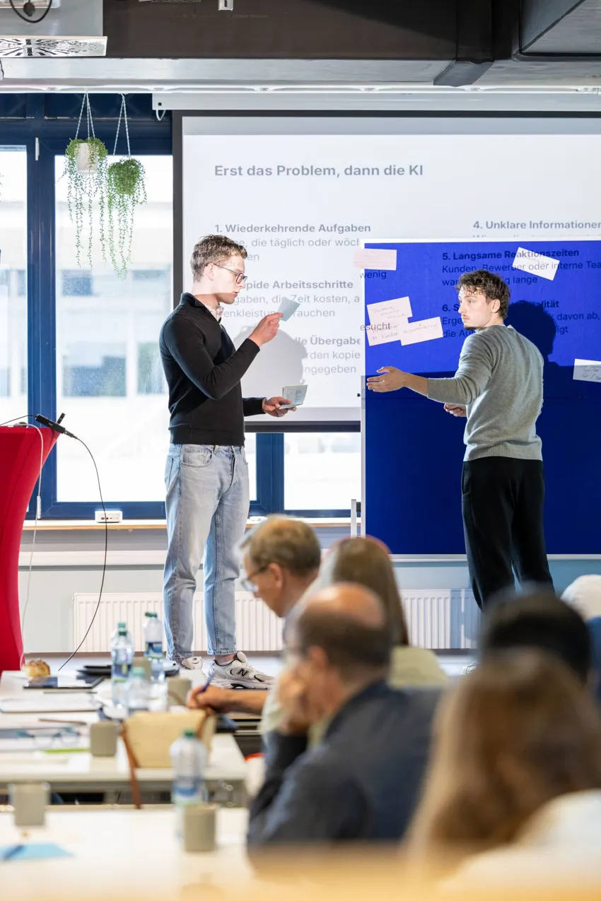 Gemeinsame Arbeit am Flipchart bei einem Gradient-Labs-Workshop